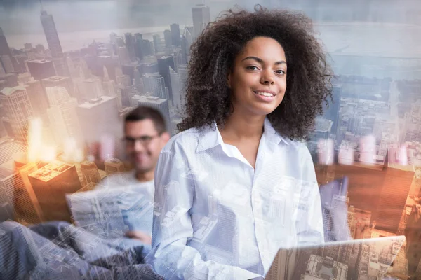 Çekici mutlu kadın gülümseyerek