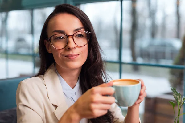 Nadenkend oprechte vrouw koffie proeven — Stockfoto