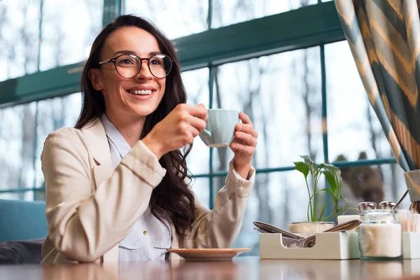 Beautiful happy woman drinking coffee — Stock Photo, Image