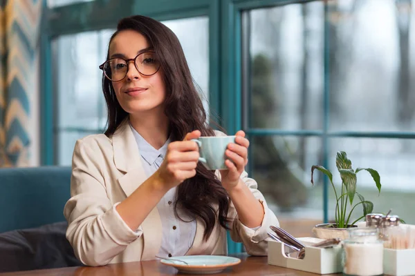 Doordachte weemoedig vrouw na koffiepauze — Stockfoto