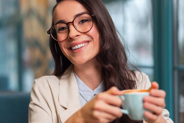 Ευτυχισμένη χαρούμενη γυναίκα να πάρει την ευχαρίστηση από τον καφέ — Φωτογραφία Αρχείου