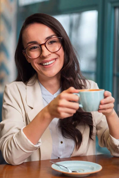 Zamyšlený veselá žena vyplývající požitek z kávy — Stock fotografie