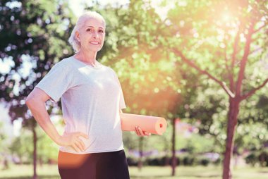 Zemin yastık tutan pozitif kadın