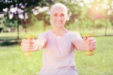 kadının ellerinde ağırlıklar yakın çekim