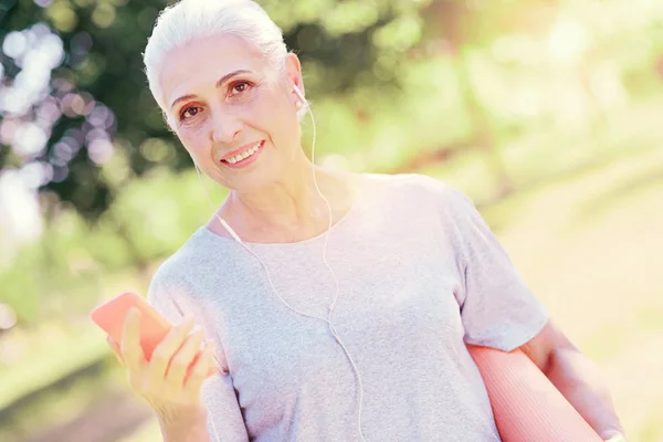 Retrato de una adorable anciana escuchando música —  Fotos de Stock