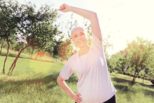 Mujer mayor entusiasta haciendo ejercicios al aire libre —  Fotos de Stock