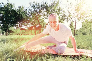 Hevesli adam yere panelindeki egzersizleri yapıyor