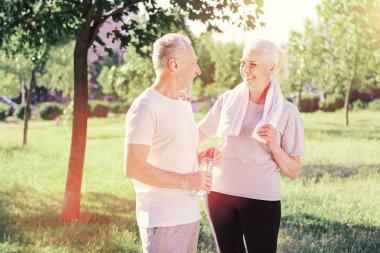 Memnun yaşlı arkadaş kadar bel