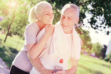 Yaşlı çift neşeli duygular ifade