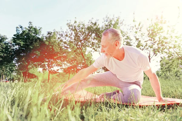 Full längd av positiva man gör övningar — Stockfoto