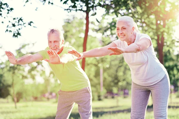 Пожилая семья делает упражнения с удовольствием — стоковое фото