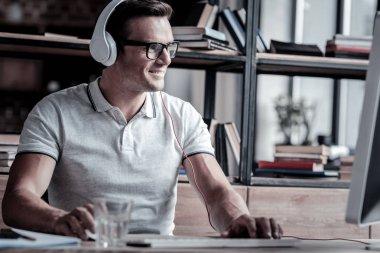 Yeni proje üzerinde çalışmaya zevk hevesli işadamı