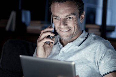 Bin yıllık gut daha sonra geceleri Evet gülen