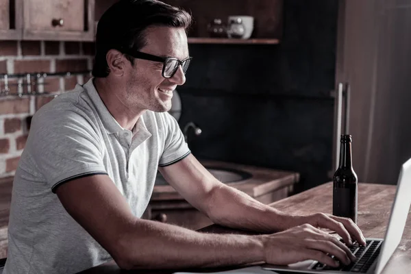 Cavalheiro educado trabalhando no laptop em casa — Fotografia de Stock