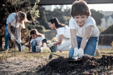 Bir komisyon tutan olumlu iyi çocuk