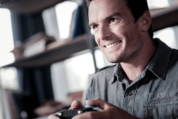 Hombre motivado jugando videojuegos — Foto de Stock