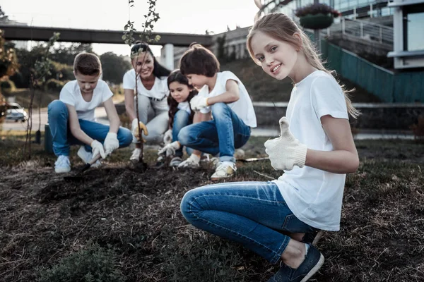 Deliziata ragazza bionda essere di umore positivo — Foto Stock