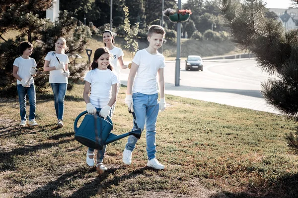 Bella ragazza che tiene un annaffiatoio — Foto Stock