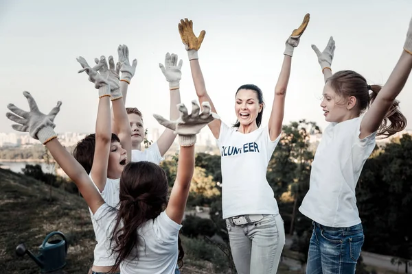 Feliz equipe alegre levantando as mãos — Fotografia de Stock