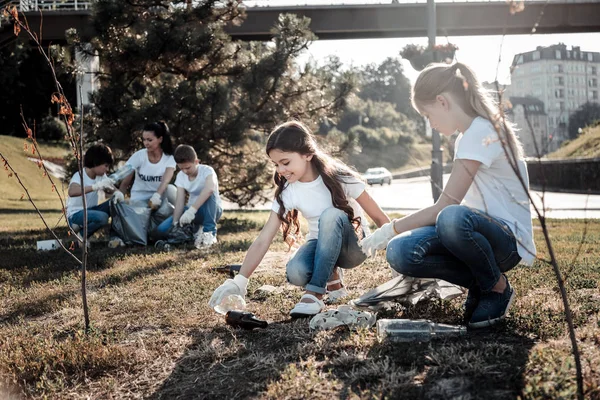 Niños alegres e inteligentes que participan en el proyecto ecológico — Foto de Stock