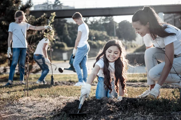 Menina bonita positivo sorrindo — Fotografia de Stock