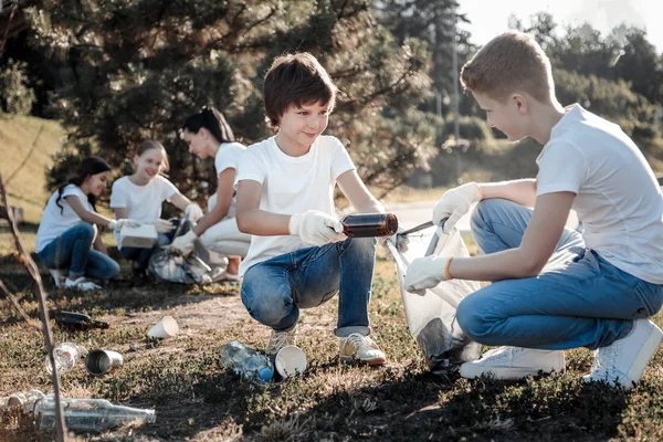 Niza positivo chicos recogiendo basura — Foto de Stock