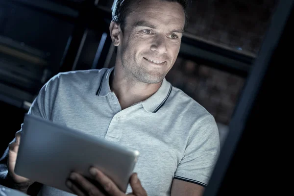 デジタル タブレット コンピューターを見て笑みを浮かべて男 — ストック写真