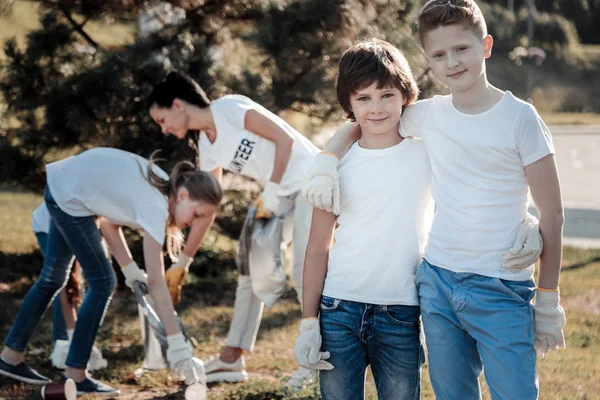 Neşeli iyi çocuklar sana bakmak