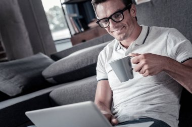 Pozitif düşünen işadamı evden çalışma