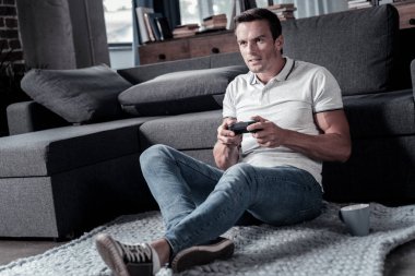 Bin yıllık adam video oyunları oynarken konsantre
