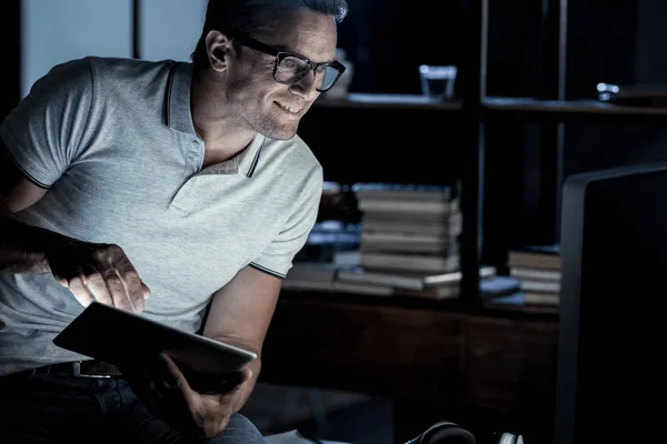 Framgångsrika mogen kille arbetar på bärbar dator senare på natten — Stockfoto