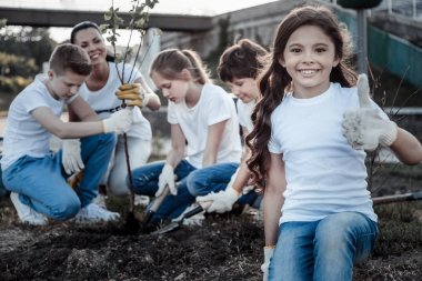 Ok jest gösterilen neşeli sevimli kız