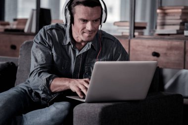 Dizüstü bilgisayarınızda evde çalışma çekici olgun beyefendi