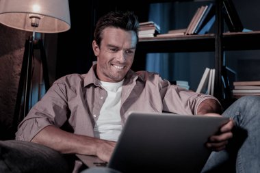 Bin yıllık yakışıklı üstünde laptop çalışma