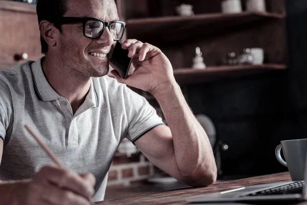 Vuxen affärsman prata med klienten på telefon — Stockfoto