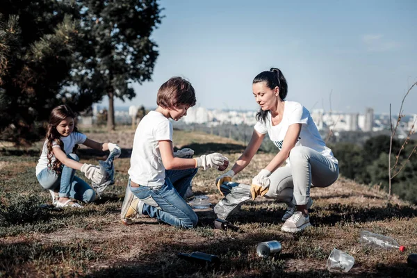 Niza agradable niños recogiendo basura — Foto de Stock