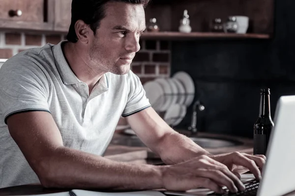 Gemotiveerde duizendjarige man die op laptop werkt — Stockfoto