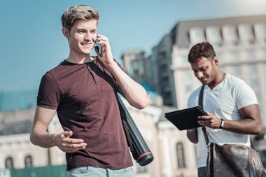 Evet hoş sarışın adam