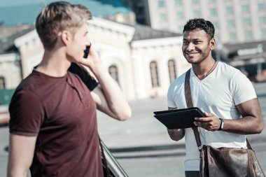 Mutlu neşeli adam arkadaşına dönüm