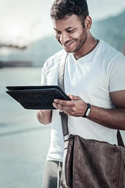 Feliz hombre positivo usando una tableta —  Fotos de Stock