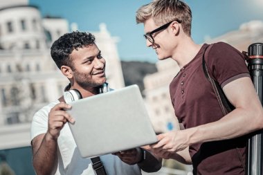 Onların fikir alışverişi güzel akıllı öğrenciler