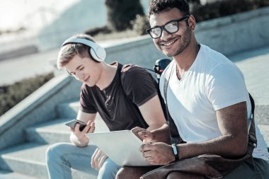 Mutlu mutlu adam ile bir dizüstü bilgisayar