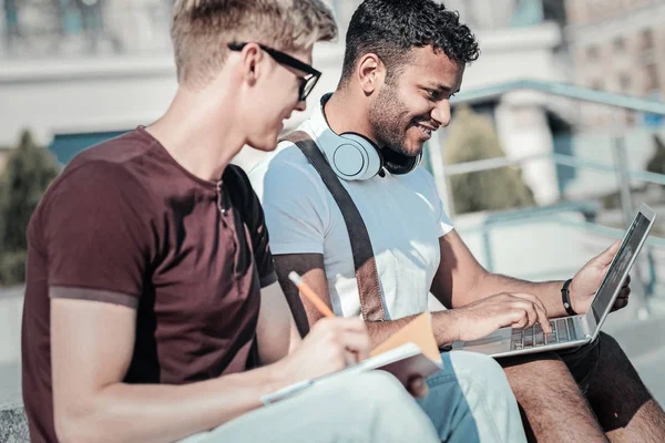 Schöne positive Freunde sitzen zusammen — Stockfoto