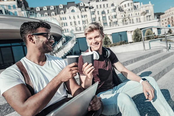 Amigos alegres positivos desfrutando de seu café — Fotografia de Stock