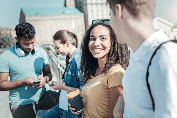 Mujer positiva encantada mirando a su amigo —  Fotos de Stock