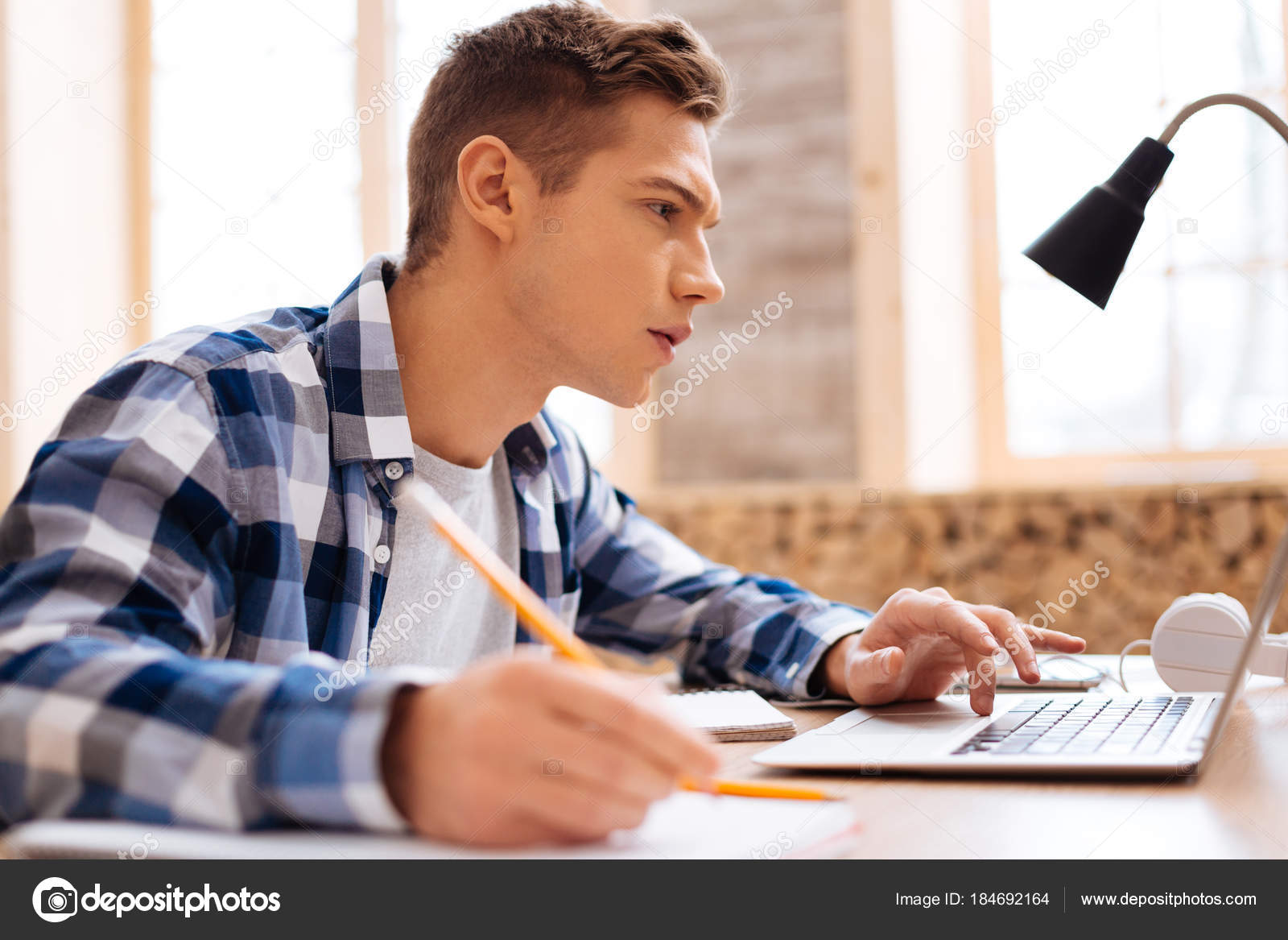 Парень учится один. Книга человек. Портрет современного студента фото. Молодые люди студенты. Парень учится с бывшей.