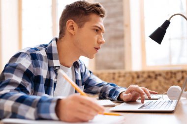 Konsantre çocuk evde onun dersleri öğrenme