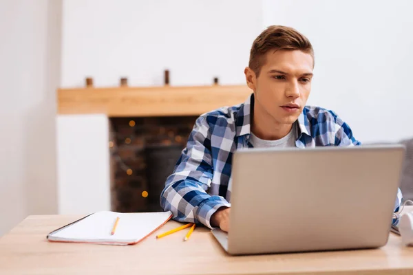 Adolescente serio aprendiendo sus lecciones en casa — Foto de Stock