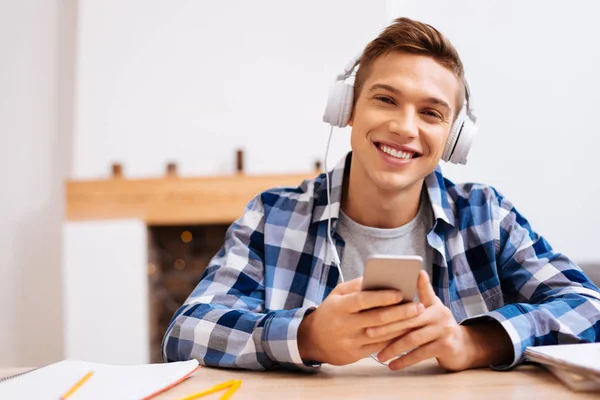 Fröhlicher netter Junge, der Musik hört — Stockfoto