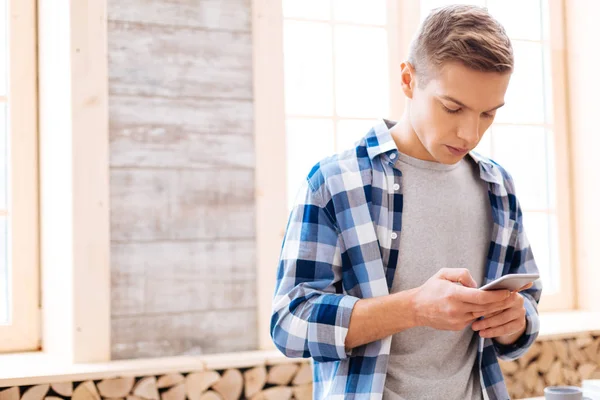 Adolescente determinado escribiendo un mensaje — Foto de Stock